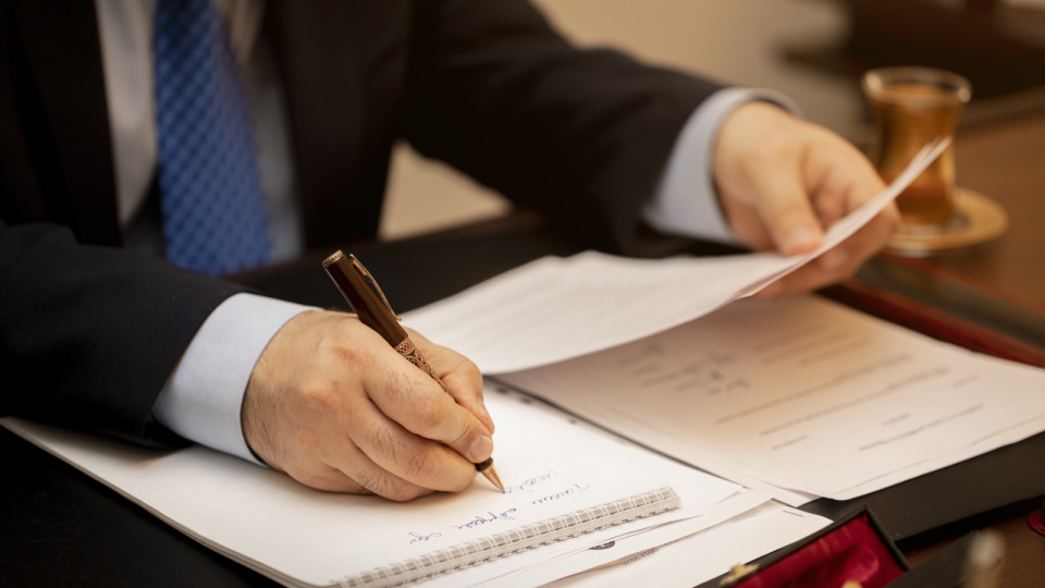 <a href=https://ru.freepik.com/free-photo/businessman-signing-important-contract-papers_9861174.htm>Изображение от azerbaijan_stockers на Freepik</a>