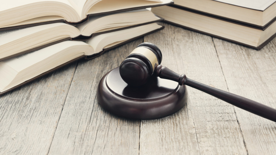 <a href=https://ru.freepik.com/free-photo/court-hammer-and-books-judgment-and-law-concept_8760882.htm>Изображение от Racool_studio на Freepik</a>