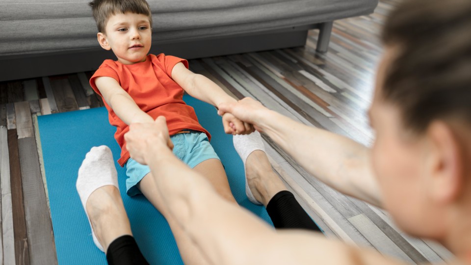 <a href=https://ru.freepik.com/free-photo/adorable-young-boy-training-with-mother_8108268.htm>Изображение от Freepik</a>