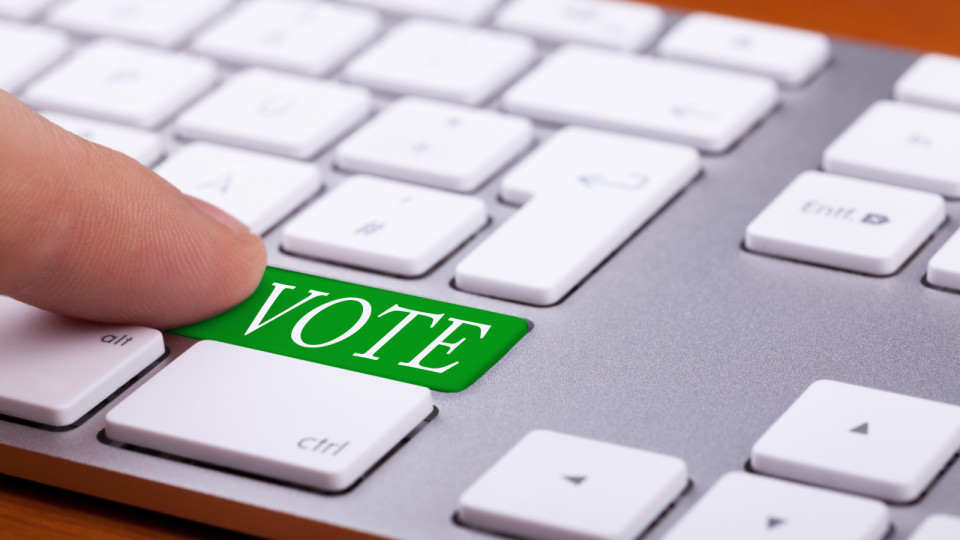 <a href=https://ru.freepik.com/free-photo/finger-pressing-on-vote-green-button-on-keyboard-online-elections_28708510.htm>Изображение от DC Studio на Freepik</a>