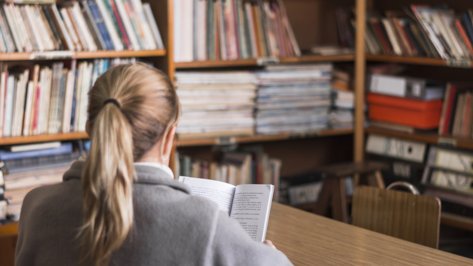 <a href=https://ru.freepik.com/free-photo/anonymous-woman-reading-in-library_2593332.htm>Изображение от freepik</a>