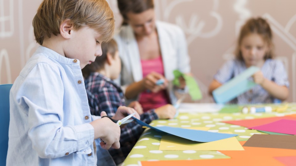 <a href=https://ru.freepik.com/free-photo/kids-and-teacher-cutting-paper-together_10153151.htm>Изображение от freepik</a>