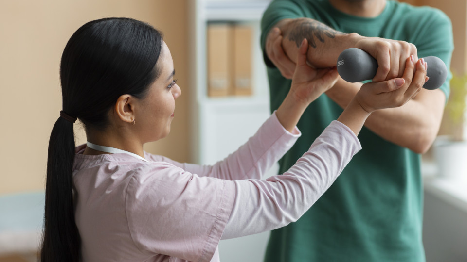 <a href=https://ru.freepik.com/free-photo/doctor-helping-patient-during-rehabilitation_40474644.htm>Изображение от freepik</a>