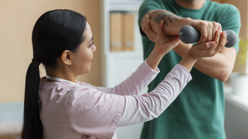 <a href=https://ru.freepik.com/free-photo/doctor-helping-patient-during-rehabilitation_40474644.htm>Изображение от freepik</a>