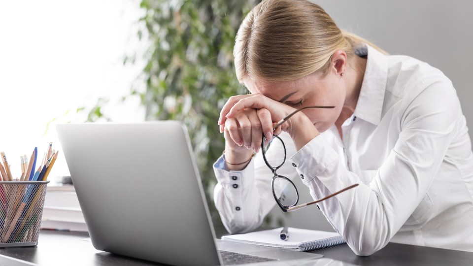 <a href=https://ru.freepik.com/free-photo/side-view-woman-having-a-headache-before-class_9021856.htm>Изображение от freepik</a>