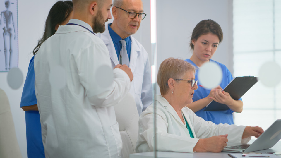 <a href=https://ru.freepik.com/free-photo/team-of-doctors-standing-in-conference-hospital-room-senior-doctor-discussing-about-treatment-for-patient-looking-in-laptop-coworkers-in-white-coats-working-together-analysing-symptoms-of-disease_17983444.htm>Изображение от DC Studio на Freepik</a>