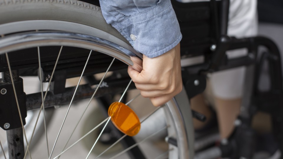 <a href=https://ru.freepik.com/free-photo/close-up-hand-holding-wheel_16621847.htm>Изображение от freepik</a>
