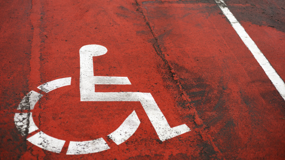 <a href=https://ru.freepik.com/free-photo/wheelchair-sign-on-the-road-in-the-city_24238260.htm>Изображение от freepik</a>