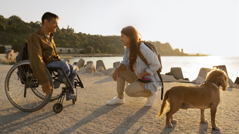 <a href=https://ru.freepik.com/free-photo/full-shot-happy-people-with-dog_18300468.htm>Изображение от freepik</a>