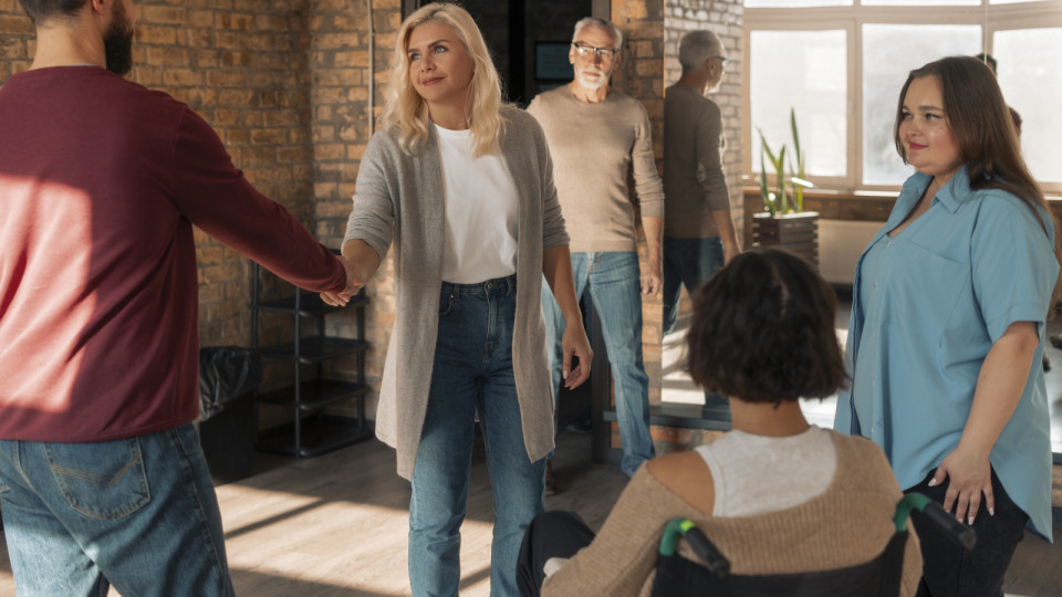<a href=https://ru.freepik.com/free-photo/psychological-therapy-support-group-meeting_94938653.htm>Изображение от freepik</a>