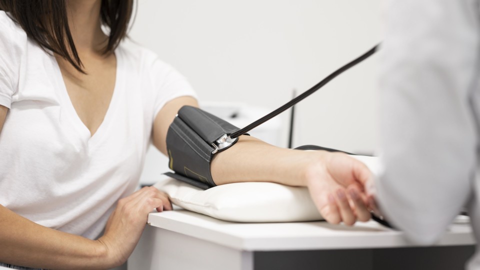 <a href=https://ru.freepik.com/free-photo/doctor-checking-patients-health_10887294.htm>Изображение от freepik</a>