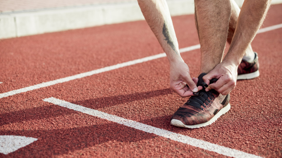 <a href=https://ru.freepik.com/free-photo/low-section-male-athlete-start-line-tying-his-shoelace-running-track_5489842.htm>Изображение от freepik</a>