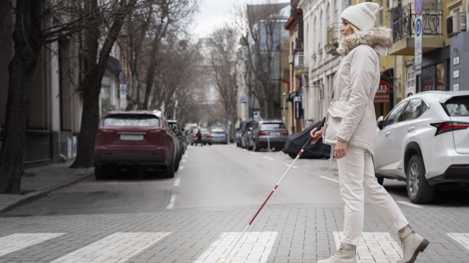 <a href=https://ru.freepik.com/free-photo/blind-person-walking-through-city-with-blind-stick_22632857.htm#fromView=search&page=1&position=18&uuid=7ece64ba-e03e-4b4f-9583-fea227e953bb&query=%D0%B1%D0%B5%D0%B7%D0%B1%D0%B0%D1%80%D1%8C%D0%B5%D1%80%D0%BD%D0%B0%D1%8F+%D1%81%D1%80%D0%B5%D0%B4%D0%B0>Изображение от freepik</a>