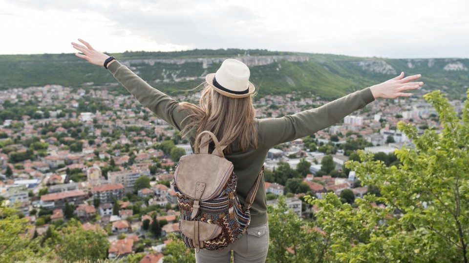 <a href=https://ru.freepik.com/free-photo/back-view-traveller-with-hat-enjoying-holiday_8918833.htm#fromView=search&page=2&position=23&uuid=4c779532-261e-4b5f-9d8c-6146a9aa76fb&query=%D1%82%D1%83%D1%80%D0%B8%D0%B7%D0%BC+%D0%BF%D0%BE+%D1%80%D0%BE%D1%81%D1%81%D0%B8%D0%B8>Изображение от Freepik</a>