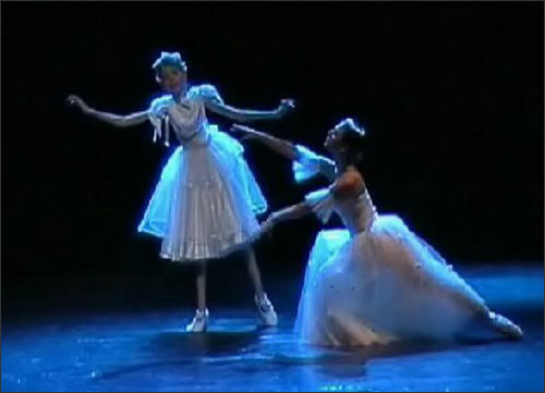 «Белые чайки над синим озером». Танцуют Саша Плотникова (больна прогрессирующей дистрофией мышц) и Евгения Земцова